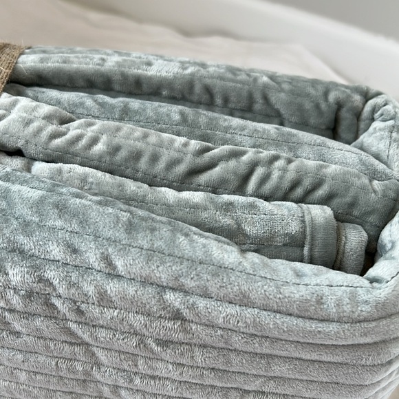 Fable Collection Ultra Soft Velvet Quilt Queen Bed Coverlet Smokey Jade NEW NWT - Picture 5 of 14